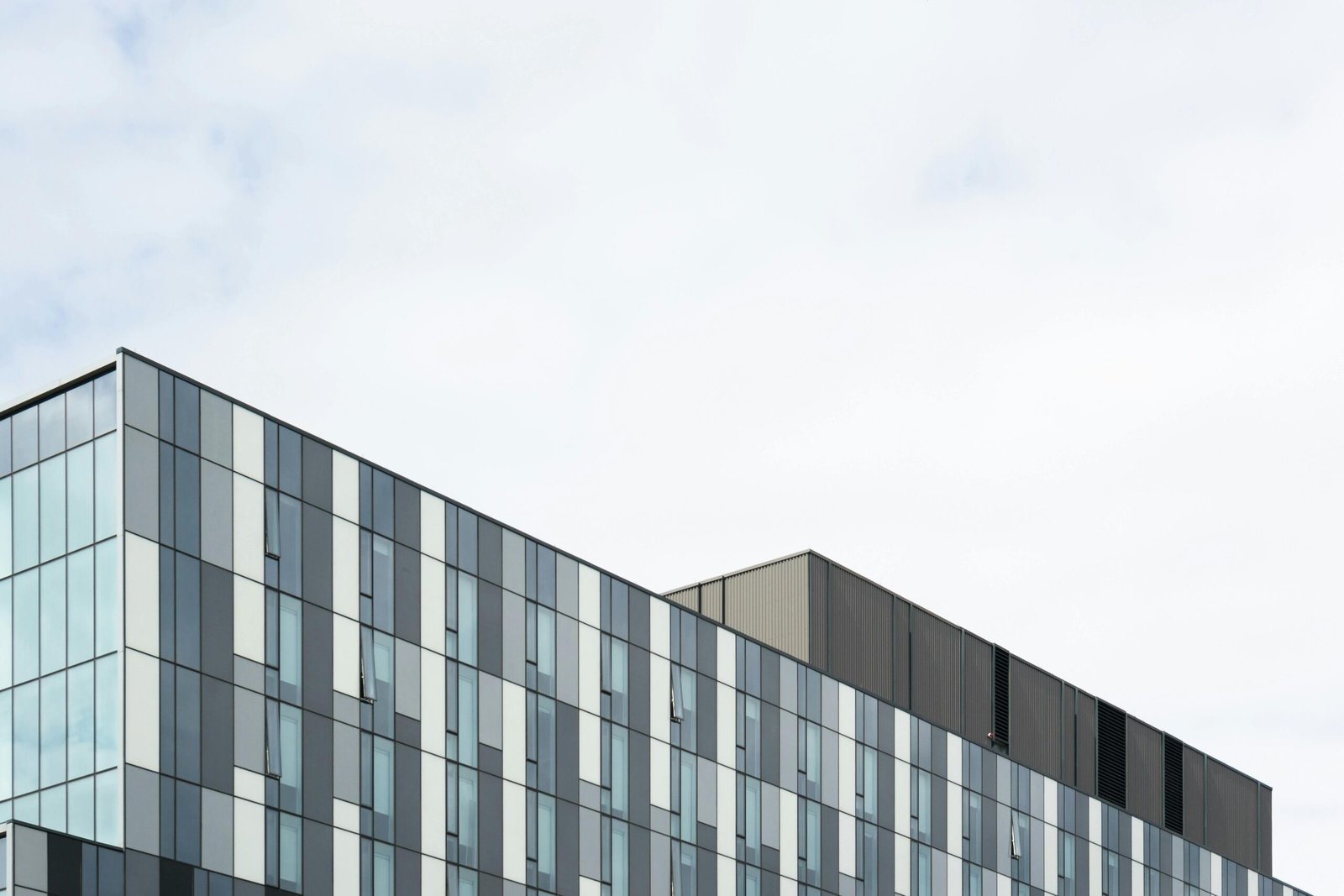 Blast-resistant glass systems for government buildings, financial institutions and transportation hubs meeting international standards