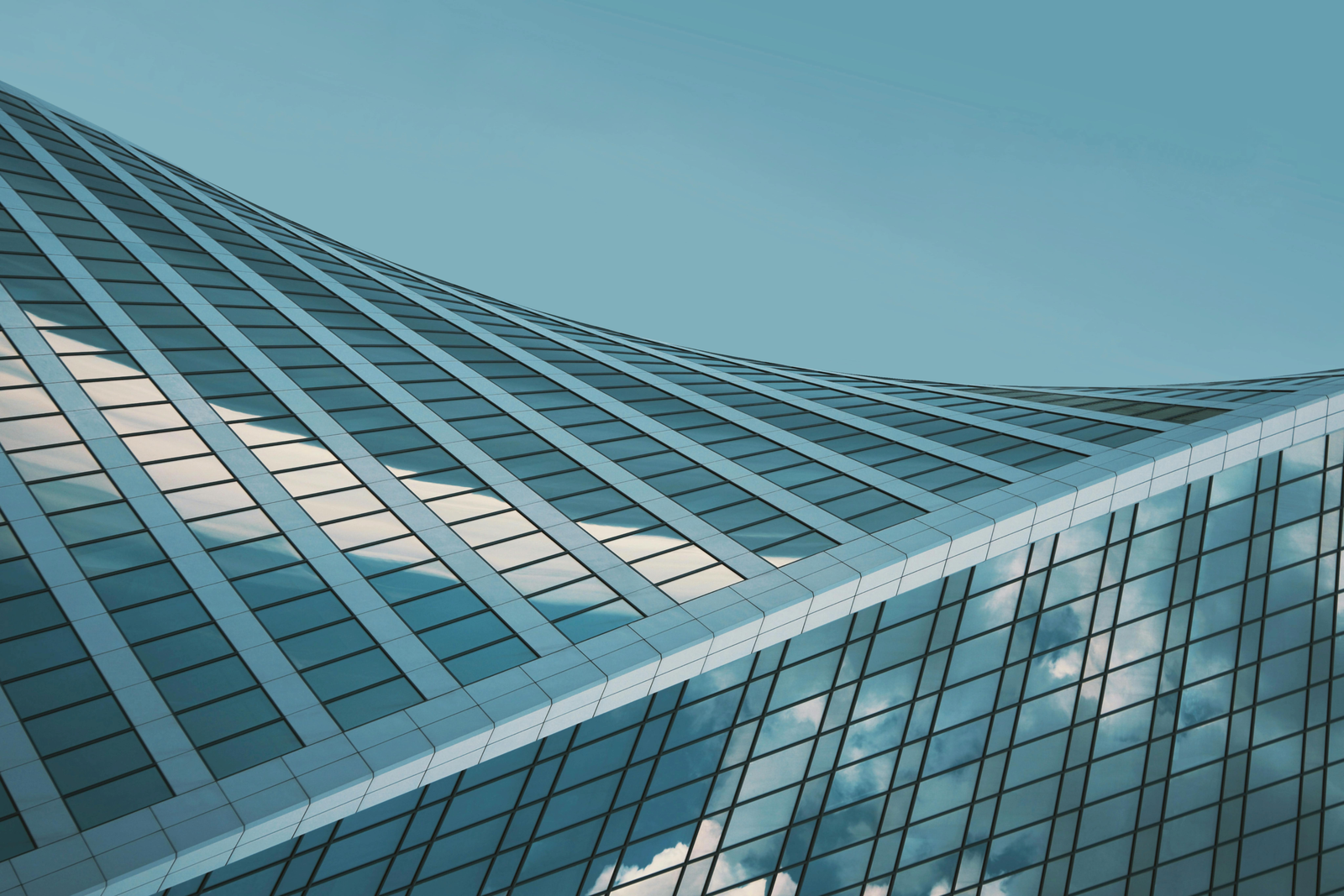 Curved & free-form glass façades with 3D parametric design and high-precision hot-bending technology for iconic buildings