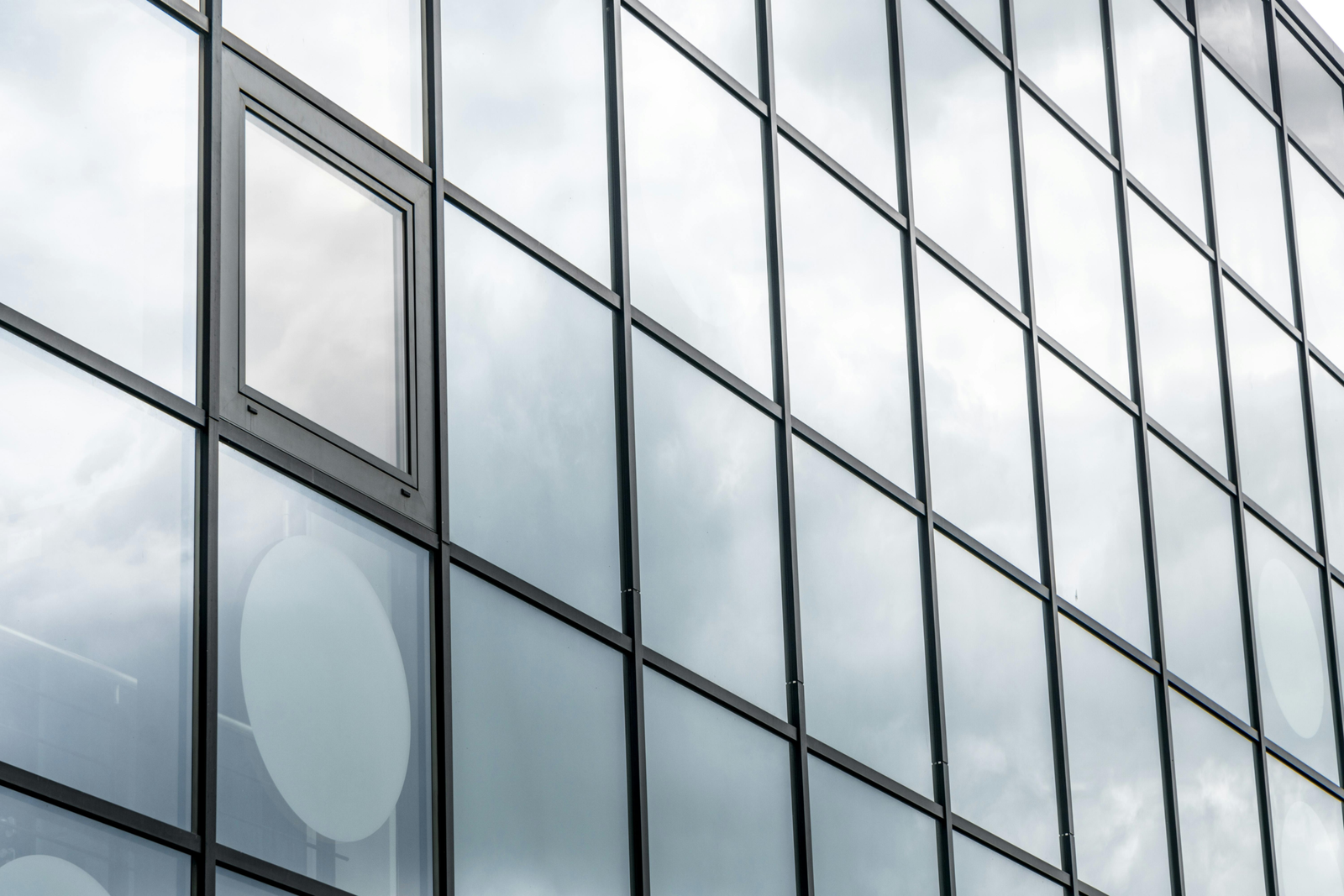 High-performance Low-E insulating glass with argon gas filling and warm-edge spacer technology for energy efficiency